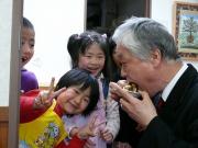 岩倉先生にも！！（しょっぱいの食べてます）