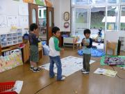 お友達のやっている様子を確認しています
