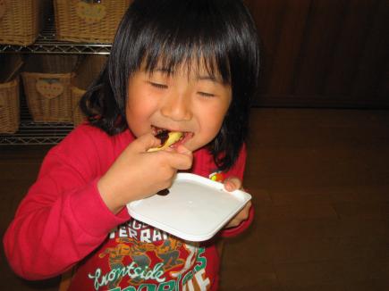チョコをこぼさずに食べるのがコツなのよ。