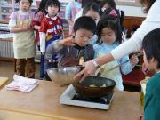 ラーメンの具を炒めてます