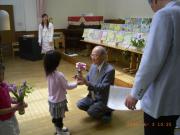 お話ししてくださった加藤先生にもお花のプレゼント