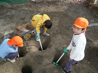寒さに負けず、外で遊んでおります。（金を捜しています）
