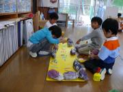 「ちゃんと並べてから貼れ。」「ここあいてるぞ。」
