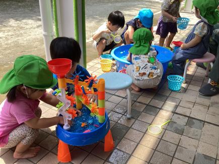 暑い日は、テラスで水遊び！お水気持ちいい～～♪
