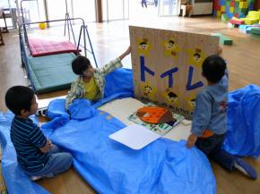 会場の看板準備中