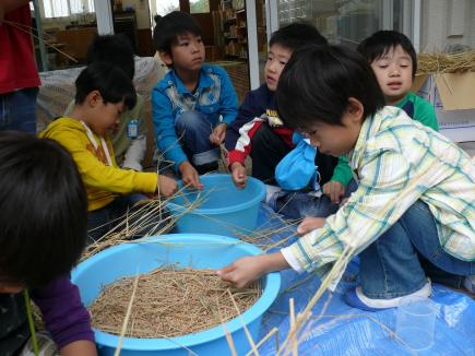 男の子たちまた手でやってます。